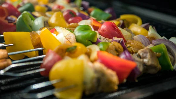 Chef Koken Barbecue Met Spiesen Gegrild Vlees Heerlijke Brochure Een — Stockfoto
