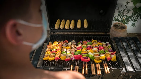 Šéfkuchař Používající Masku Vařící Vynikající Špejle Kukuřicí Grilu Během Covid — Stock fotografie