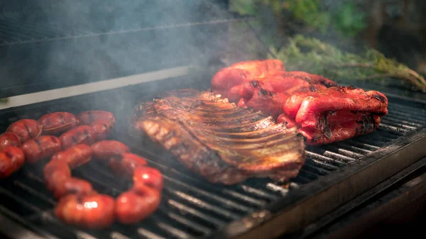 셰프는 Bbq 그릴에 고추가 맛있는 돼지고기 갈비를 고기에 돼지고기 고기를 — 스톡 사진