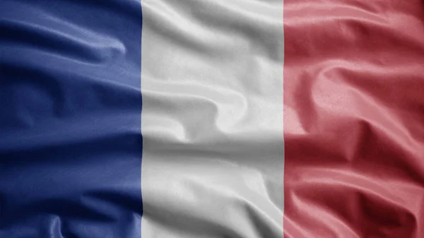 風になびくフランス国旗 フランスのバナーを吹いて 柔らかく滑らかなシルクを閉じます 布生地の質感が背景を刻印 ナショナルデーや国の機会の概念のためにそれを使用する — ストック写真