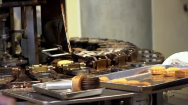 Imagawayaki özel bir tavada hamurdan yapılmıştır ve tatlı vanilyalı kremayla doludur, waffle ızgarasına benzer. Yumurtalı waffle, yemekten sonra dolgunun etrafına yapışan iki ayrı gözlemedir.