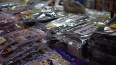 Tokyo, Japonya-03 Şubat 2020: Tüccarlar ünlü Tsukiji balık pazarında deniz kestanesi satıyor. Tokyo 'da deniz ürünleri satan mağazalar. Lezzetli Japon yemekleri.