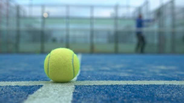 Bola Amarilla Suelo Detrás Red Padel Cancha Azul Aire Libre — Vídeo de stock