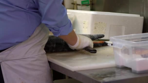 Slow Motion Man Cleans Prepares Salmon Sale Tsukiji Fish Market — Stock Video