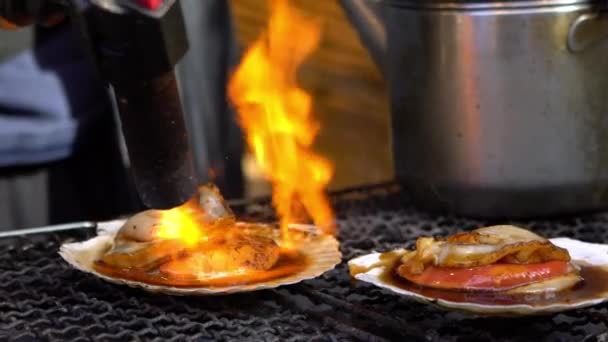 Rallentatore Mercanti Vendita Capesante Nel Mercato Del Pesce Tsukiji Uomo — Video Stock