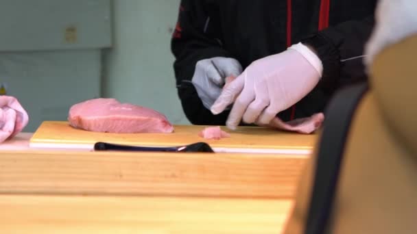 Rallentatore Una Bancarella Sushi Tonno Tsukiji Market Uomo Che Prepara — Video Stock