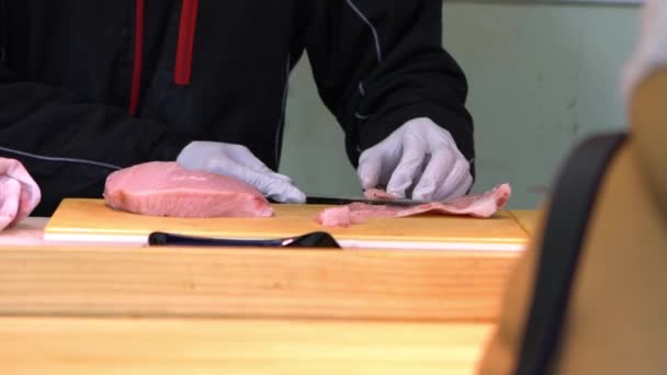 Slow Motion Säljaren Matlagning Tonfisk Sushi Asiatiska Fiskmarknaden Gatan Japan — Stockvideo