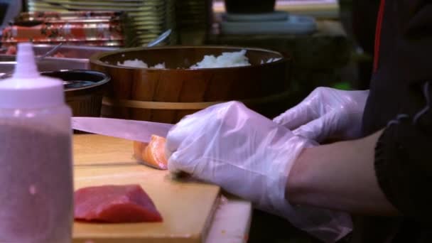 Slow Motion Säljaren Matlagning Sushi Asiatiska Fiskmarknaden Gatan Japan Folk — Stockvideo