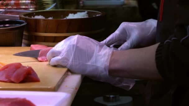 Lento Chef Preparando Atún Fresco Cortando Con Cuchillo Tabla Cortar — Vídeos de Stock
