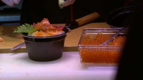 Lento Movimento Chef Preparando Prato Shushi Fresco Com Wasabi Cortando — Vídeo de Stock