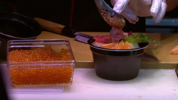 Câmera Lenta Vendedor Cozinhar Sushi Rua Mercado Peixe Asiático Japão — Vídeo de Stock