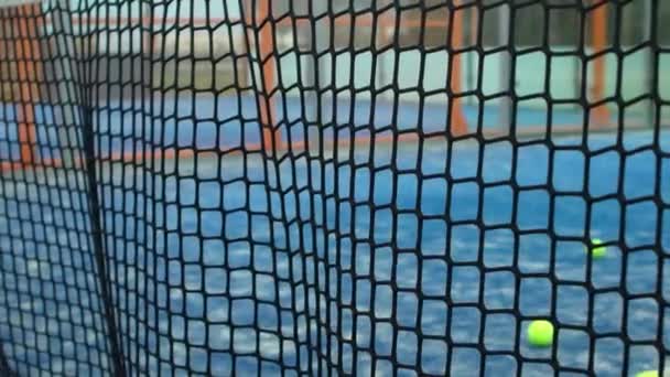 Zeitlupe Eines Tennisballs Der Auf Dem Blauen Platz Freien Ins — Stockvideo