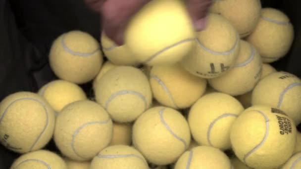 Spanya Aralık 2020 Kutudaki Tenis Toplarının Yavaşlaması Sahada Antreman Topları — Stok video