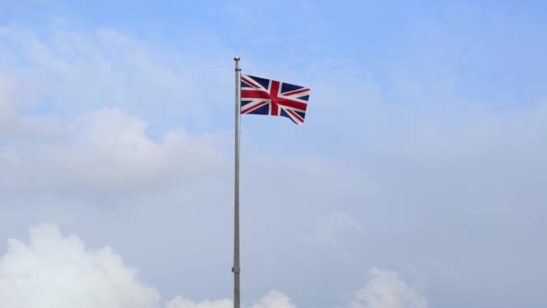 Флаг Великобритании Размахивающий Ветру Голубыми Небесными Облаками Британский Баннер Мягкий — стоковое видео