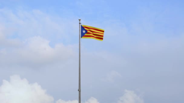 Katalonya Bağımsız Bayrağı Mavi Gökyüzü Bulutuyla Rüzgarda Dalgalanıyor Yumuşak Ipek — Stok video