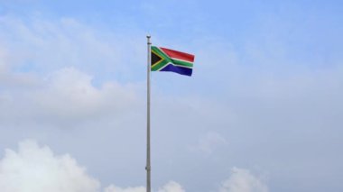 Mavi gökyüzünde dalgalanan Afrika RSA bayrağı. Güney Afrika afişini kapat, yumuşak ipek. Kumaş kumaş dokusu, Asteğmen. Bunu ulusal gün ve ülke etkinlikleri için kullan.