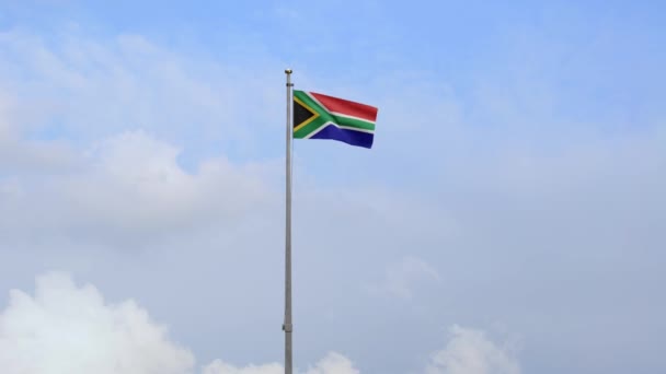 非洲Rsa旗迎风飘扬 蓝天飘扬 靠近南非的横幅飘扬 柔软的丝绸 布料质地为背景图案 将其用于国庆和国庆的概念 — 图库视频影像
