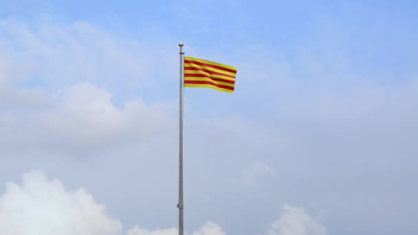 Niezależna Flaga Katalonii Machająca Wiatrem Błękitną Chmurą Nieba Kataloński Sztandar — Wideo stockowe