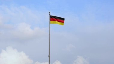 Mavi gökyüzünde dalgalanan Alman bayrağı. Almanya afişini yakın çekin, yumuşak ve pürüzsüz ipek. Kumaş kumaş dokusu, Asteğmen. Bunu ulusal gün ve ülke etkinlikleri için kullan.