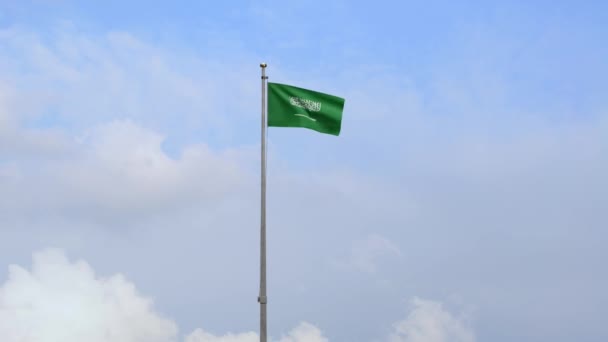 Reino Arábia Saudita Bandeira Acenando Vento Com Céu Azul Banner — Vídeo de Stock