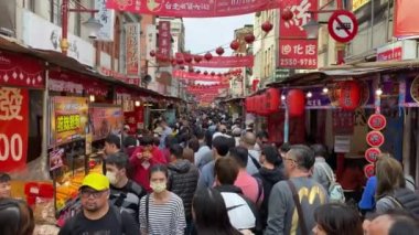 Taipei, Tayvan-23 Ocak 2020: Asyalılar Çin yeni yıl kutlaması için geleneksel dekorasyon alışverişi yapıyorlar. Yerel piyasa iyi şans için hediye falan satıyor. Ay festivali süslendi
