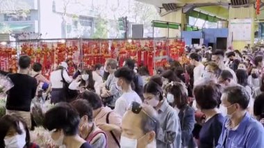 Taipei, Tayvan-07 Şubat 2021: Çin 'in Wuhan, Çin-Dan kentinden gelen koronavirüs sırasında Çin yeni yıl kutlamaları için yüz maskesi takan Asyalılar ve geleneksel alışveriş süslemeleri