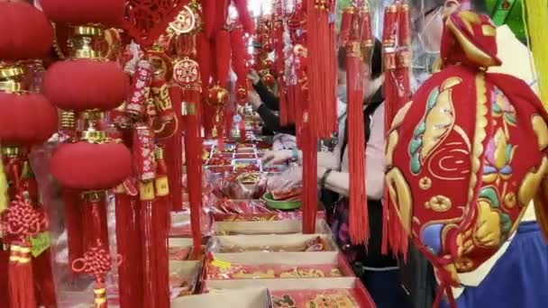 2月2021 中国の旧正月のための伝統的な装飾やお土産を買い物するアジアの人々 買い物客は月祭りのための装飾品や伝統的なグッズを選択します — ストック動画