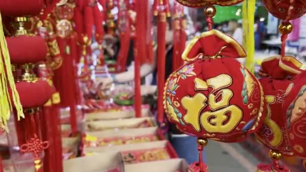 Ασιάτες Άνθρωποι Ψωνίζουν Παραδοσιακές Διακοσμήσεις Και Αναμνηστικά Για Κινεζικό Νέο — Αρχείο Βίντεο