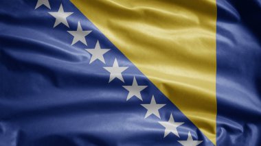 Rüzgarda dalgalanan Bosna bayrağı. Bosna afişini yakın çekin, yumuşak ve pürüzsüz ipek. Kumaş kumaş dokusu, Asteğmen. Ulusal gün ve ülke etkinlikleri konsepti için kullan..