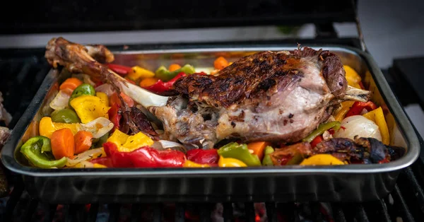 Chef Matlagning Läcker Ben Lamm Grill Med Färger Paprika Och — Stockfoto