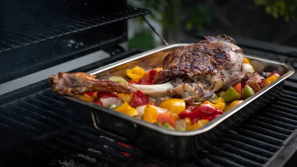Chef Koken Een Heerlijke Lamsbout Een Barbecue Met Kleuren Paprika — Stockfoto