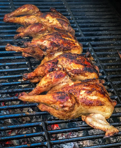 Kok Koken Een Heerlijke Kip Een Barbecue Sluiten Van Smakelijke — Stockfoto