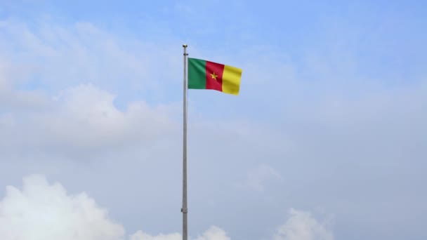 Kameroen Vlag Zwaaiend Wind Met Blauwe Lucht Wolken Kameroen Spandoek — Stockvideo