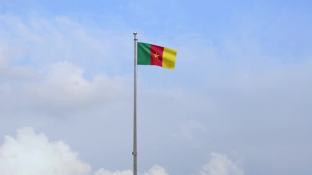 Kamerunische Flagge Die Wind Mit Blauem Himmel Und Wolken Weht — Stockvideo