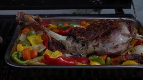 Langzaam Koken Van Een Heerlijk Lamsbout Barbecue Met Paprika Aardappelen — Stockvideo