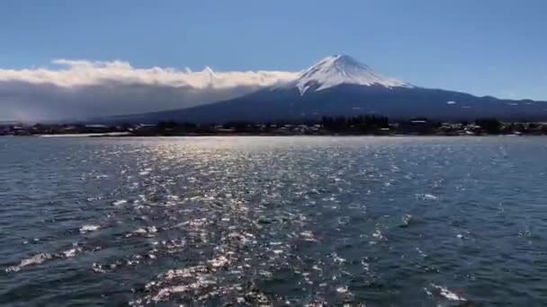 美丽的富士山 顶部覆盖着积雪 云彩和川崎湖的日本风景 山崎的冬季季节 日本的地标性旅游胜地 — 图库视频影像