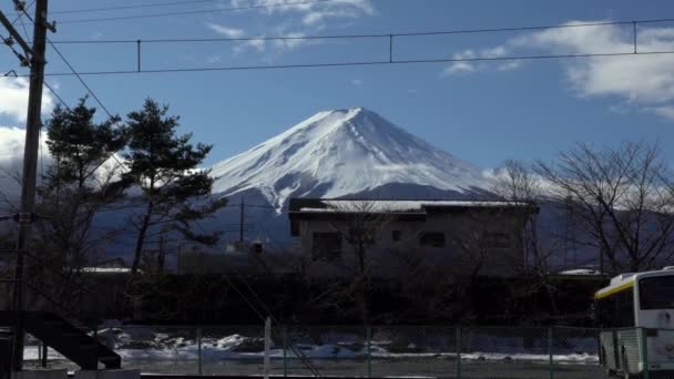 山頂には駅からの雪に覆われた富士山の美しい景色 冬の日本の風景 日本のランドマーク的な旅行場所 — ストック動画