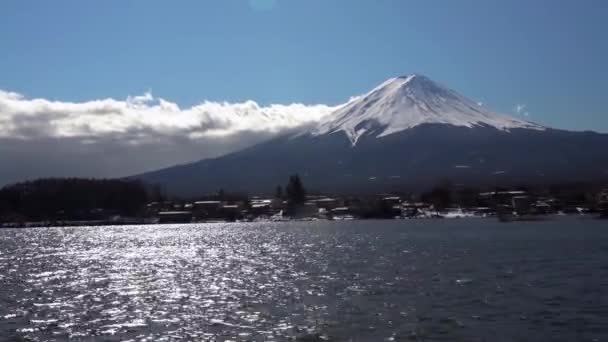山頂には雲と河口湖の日本の風景が雪に覆われた美しい富士山 日本のランドマーク的な旅行先 山町の冬の季節 — ストック動画