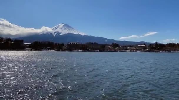 美丽的富士山 顶部覆盖着积雪 云彩和川崎湖的日本风景 山崎的冬季季节 日本的地标性旅游胜地 — 图库视频影像