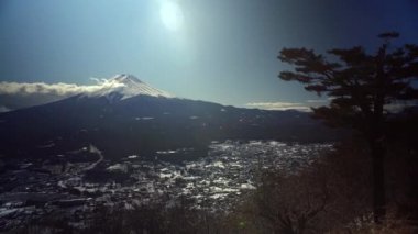 Güzel Fuji dağının tepesinde bulutlarla kaplı, tarihi bir yolculuk yeri. Kış mevsimleri Japon manzarası. Mt. Fuji Japonya 'nın en uzun dağı ve en popüler yabancı turistidir.