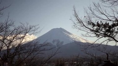 Güzel Fuji dağının tepesinde bulutlarla kaplı, tarihi bir yolculuk yeri. Kış mevsimleri Japon manzarası. Mt. Fuji Japonya 'nın en uzun dağı ve en popüler yabancı turistidir.