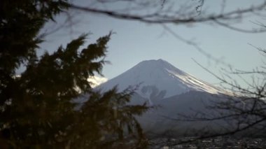 Güzel Fuji dağının tepesinde bulutlarla kaplı, tarihi bir yolculuk yeri. Kış mevsimleri Japon manzarası. Mt. Fuji Japonya 'nın en uzun dağı ve en popüler yabancı turistidir.