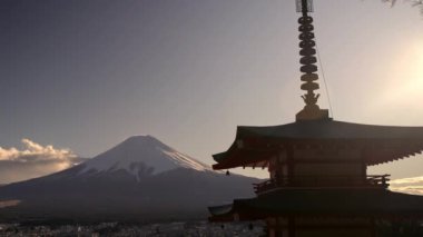 Güzel Chureito Red Pagoda ve Mt. Kışın tepesinde kar olan Fuji. Fujiyoshida Japonya-Dan 'de önemli bir yer.