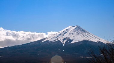 Güzel Fuji dağının tepesinde bulutlarla kaplı, tarihi bir yolculuk yeri. Kış mevsimleri Japon manzarası. Mt. Fuji Japonya 'nın en uzun dağı ve popüler yabancı turisttir..