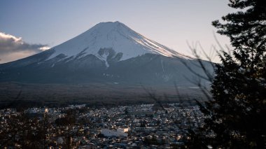 Güzel Fuji dağının tepesinde bulutlarla kaplı, tarihi bir yolculuk yeri. Kış mevsimleri Japon manzarası. Mt. Fuji Japonya 'nın en uzun dağı ve popüler yabancı turisttir..