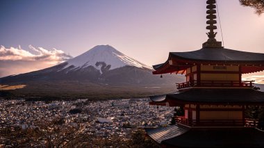 Güzel Chureito Red Pagoda ve Mt. Kış günbatımında tepesinde kar olan Fuji. Fujiyoshida Japonya 'da önemli bir yer.