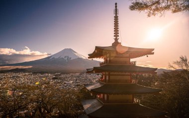 Güzel Dağ. Tepesi karla kaplı Fuji, Chureito Pagoda 'nın arkasından günbatımında görülmüş, tarihi bir seyahat yeri. Kış mevsimleri Japon manzarası. Japonya 'nın en yüksek dağı popüler bir yabancı turisttir.