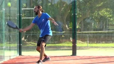 Seville, İspanya-03 Ağustos 2021: Açık hava sahasında bir maç oynayan kürek tenisçisi.