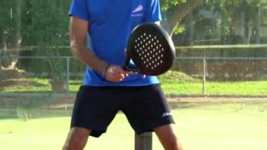 Seville, İspanya-03 Ağustos 2021: Raket tenisçisi açık hava sahasında maç yapıyor.