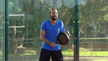 Seville, İspanya-03 Ağustos 2021: Profesyonel bir raket tenisçisinin açık hava sahasındaki bir maçta topa vurması ağır çekim.